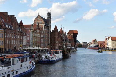 GDANSK, POLAND - 19 Ağustos 2019 'da Polonya' nın Gdansk kentindeki Kanal ve Eski Şehir.
