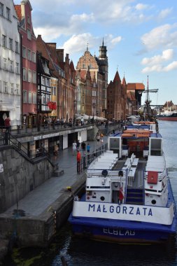 GDANSK, POLAND - 19 Ağustos 2019 'da Polonya' nın Gdansk kentindeki Kanal ve Eski Şehir.