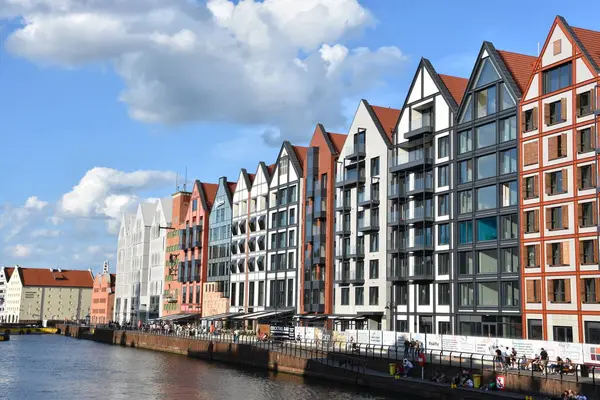 GDANSK, POLAND - 19 Ağustos 2019 'da Polonya' nın Gdansk kentindeki Kanal ve Eski Şehir.