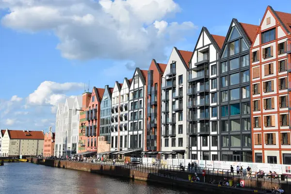 GDANSK, POLAND - 19 Ağustos 2019 'da Polonya' nın Gdansk kentindeki Kanal ve Eski Şehir.