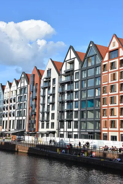 GDANSK, POLAND - 19 Ağustos 2019 'da Polonya' nın Gdansk kentindeki Kanal ve Eski Şehir.