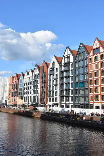 GDANSK, POLAND - 19 Ağustos 2019 'da Polonya' nın Gdansk kentindeki Kanal ve Eski Şehir.