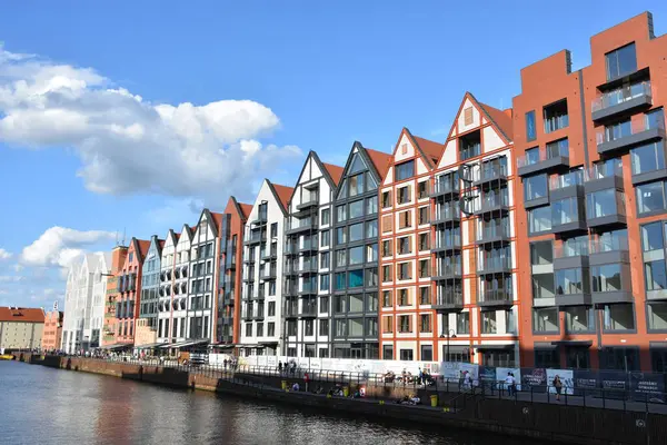 GDANSK, POLAND - 19 Ağustos 2019 'da Polonya' nın Gdansk kentindeki Kanal ve Eski Şehir.