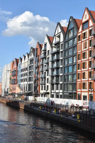 GDANSK, POLAND - 19 Ağustos 2019 'da Polonya' nın Gdansk kentindeki Kanal ve Eski Şehir.