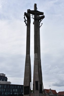 GDANSK, POLAND - 19 Ağustos 2019 'da Polonya' nın Gdansk kentindeki Düşen Tersane İşçileri Anıtı.