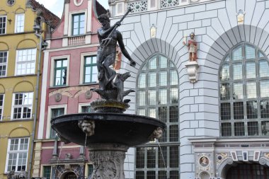 GDANSK, POLAND - 20 Ağustos 2019 'da Polonya' nın Gdansk kentindeki Long Market Caddesi 'ndeki Neptün Çeşmesi.