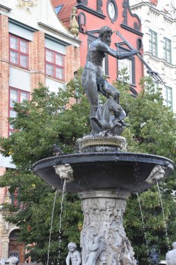 GDANSK, POLAND - 20 Ağustos 2019 'da Polonya' nın Gdansk kentindeki Long Market Caddesi 'ndeki Neptün Çeşmesi.