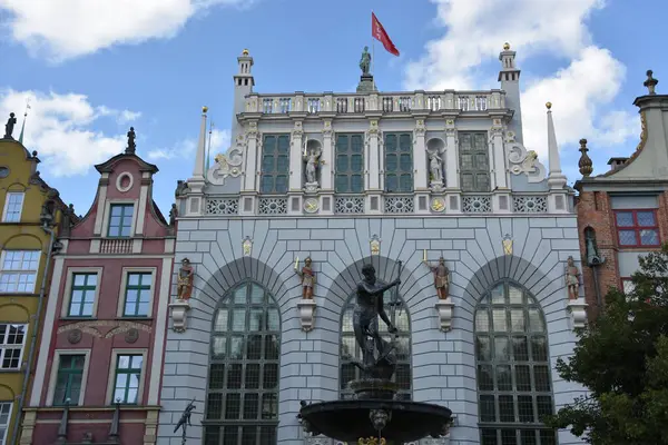 GDANSK, POLAND - 20 Ağustos 2019 'da Polonya' nın Gdansk kentindeki Long Market Caddesi 'ndeki Neptün Çeşmesi.