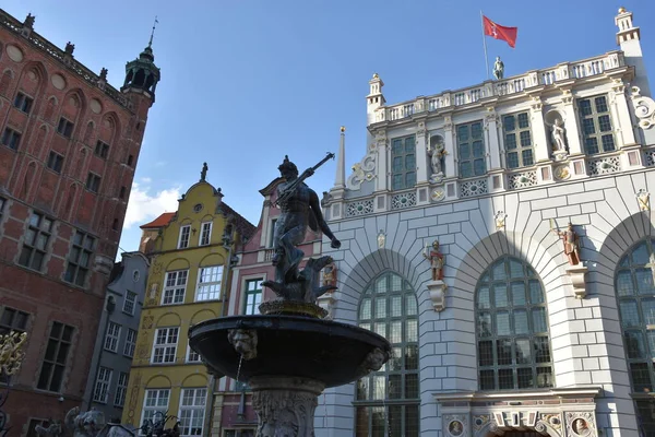 GDANSK, POLAND - 20 Ağustos 2019 'da Polonya' nın Gdansk kentindeki Long Market Caddesi 'ndeki Neptün Çeşmesi.