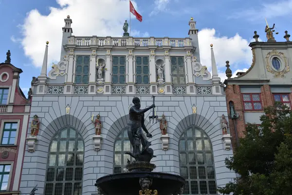 GDANSK, POLAND - 20 Ağustos 2019 'da Polonya' nın Gdansk kentindeki Long Market Caddesi 'ndeki Neptün Çeşmesi.