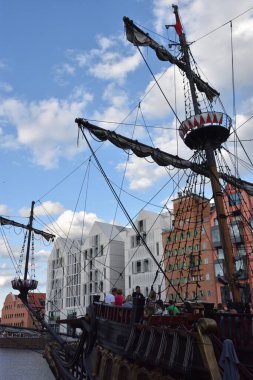 GDANSK, POLAND - 19 Ağustos 2019 'da Polonya' nın Gdansk şehrinde görülen korsan gemisi.