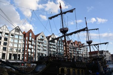 GDANSK, POLAND - 19 Ağustos 2019 'da Polonya' nın Gdansk şehrinde görülen korsan gemisi.