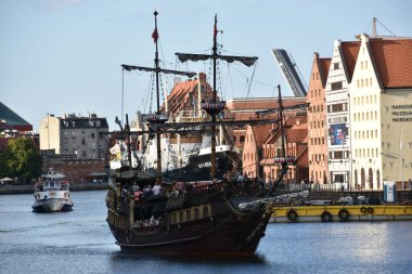 GDANSK, POLAND - 19 Ağustos 2019 'da Polonya' nın Gdansk şehrinde görülen korsan gemisi.
