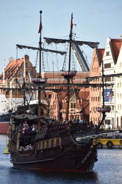 GDANSK, POLAND - 19 Ağustos 2019 'da Polonya' nın Gdansk şehrinde görülen korsan gemisi.