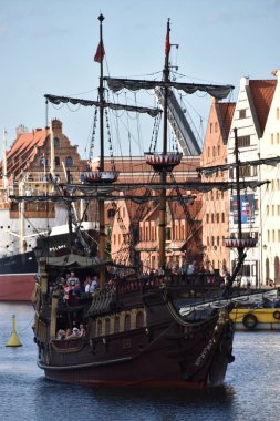 GDANSK, POLAND - 19 Ağustos 2019 'da Polonya' nın Gdansk şehrinde görülen korsan gemisi.