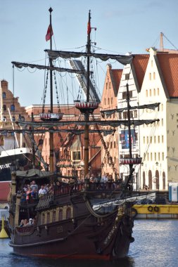 GDANSK, POLAND - 19 Ağustos 2019 'da Polonya' nın Gdansk şehrinde görülen korsan gemisi.