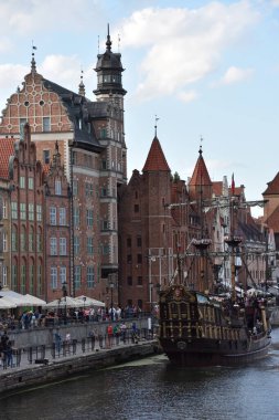 GDANSK, POLAND - 19 Ağustos 2019 'da Polonya' nın Gdansk şehrinde görülen korsan gemisi.