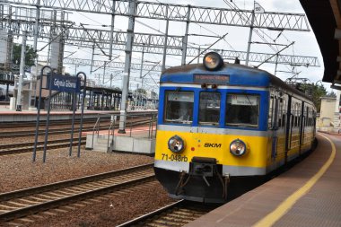 GDANSK, POLAND - 19 Ağustos 2019 'da Polonya' nın Gdansk kentinde görülen SKM Treni (Tricity Rapid Transit Rail).