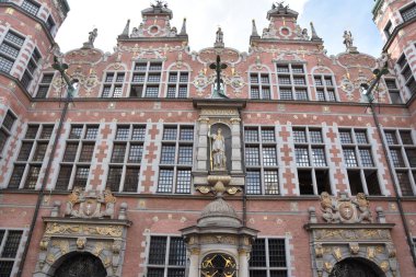 GDANSK, POLAND - 19 Ağustos 2019 'da Polonya' nın Gdansk kentindeki Büyük Cephanelik (Wielka Zbrojownia).