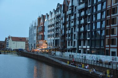 GDANSK, POLAND - 19 Ağustos 2019 'da Polonya' nın Gdansk kentindeki Kanal ve Eski Şehir.