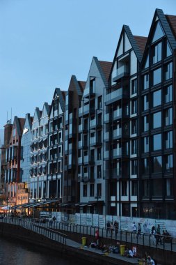 GDANSK, POLAND - 19 Ağustos 2019 'da Polonya' nın Gdansk kentindeki Kanal ve Eski Şehir.