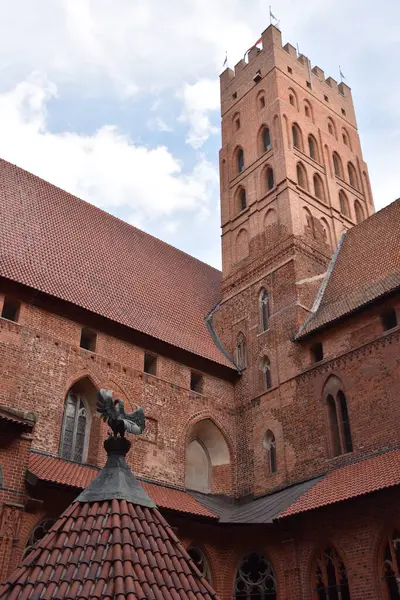 MALBORK, POLAND - 20 Ağustos 2019 'da Polonya' daki Malbork Şatosu 'nda görüldüğü gibi.