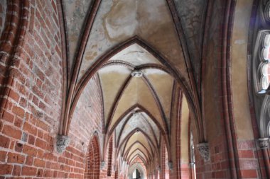 MALBORK, POLAND - 20 Ağustos 2019 'da Polonya' daki Malbork Şatosu 'nda görüldüğü gibi.
