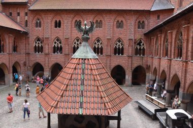 MALBORK, POLAND - 20 Ağustos 2019 'da Polonya' daki Malbork Şatosu 'nda görüldüğü gibi.