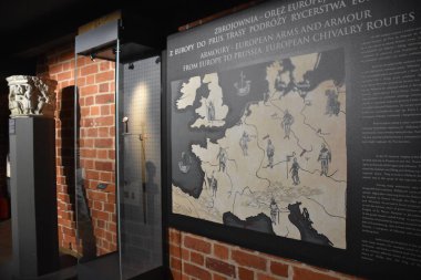 MALBORK, POLAND - 20 Ağustos 2019 'da Polonya' daki Malbork Şatosu 'nda görülen Tarihi Silah Koleksiyonu.