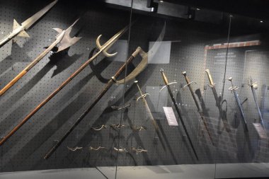 MALBORK, POLAND - 20 Ağustos 2019 'da Polonya' daki Malbork Şatosu 'nda görülen Tarihi Silah Koleksiyonu.