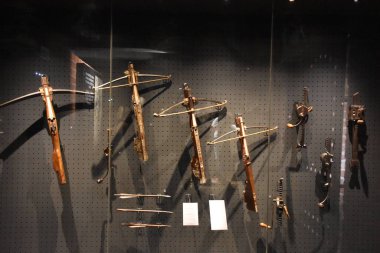 MALBORK, POLAND - 20 Ağustos 2019 'da Polonya' daki Malbork Şatosu 'nda görülen Tarihi Silah Koleksiyonu.