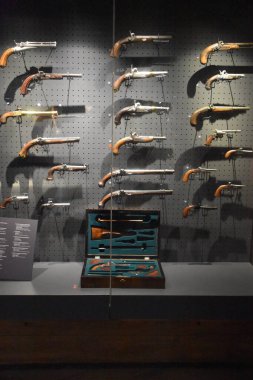 MALBORK, POLAND - 20 Ağustos 2019 'da Polonya' daki Malbork Şatosu 'nda görülen Tarihi Silah Koleksiyonu.