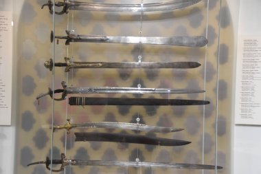 MALBORK, POLAND - 20 Ağustos 2019 'da Polonya' daki Malbork Şatosu 'nda görülen Tarihi Silah Koleksiyonu.