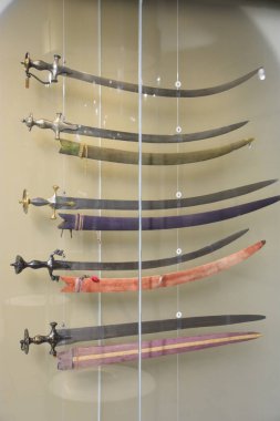 MALBORK, POLAND - 20 Ağustos 2019 'da Polonya' daki Malbork Şatosu 'nda görülen Tarihi Silah Koleksiyonu.