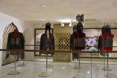 MALBORK, POLAND - 20 Ağustos 2019 'da Polonya' daki Malbork Şatosu 'nda görülen Tarihi Silah Koleksiyonu.