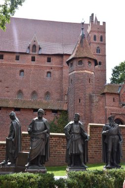 MALBORK, POLAND - 20 Ağustos 2019 'da Polonya' daki Malbork Kalesi 'ndeki anıt.