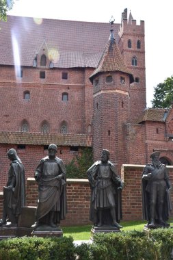 MALBORK, POLAND - 20 Ağustos 2019 'da Polonya' daki Malbork Kalesi 'ndeki anıt.