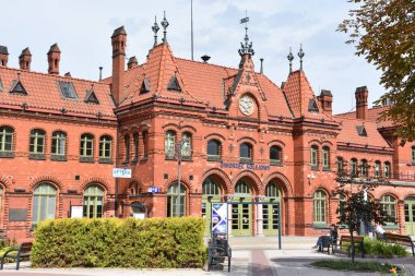 MALBORK, POLAND - 20 Ağustos 2019 'da Polonya' nın Malbork kentindeki tren istasyonu.