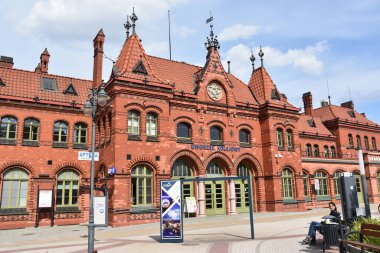 MALBORK, POLAND - 20 Ağustos 2019 'da Polonya' nın Malbork kentindeki tren istasyonu.