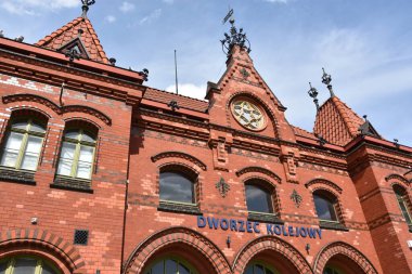 MALBORK, POLAND - 20 Ağustos 2019 'da Polonya' nın Malbork kentindeki tren istasyonu.