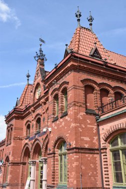 MALBORK, POLAND - 20 Ağustos 2019 'da Polonya' nın Malbork kentindeki tren istasyonu. 