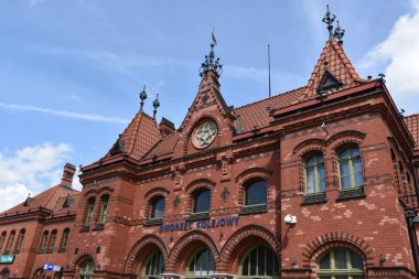 MALBORK, POLAND - 20 Ağustos 2019 'da Polonya' nın Malbork kentindeki tren istasyonu. 