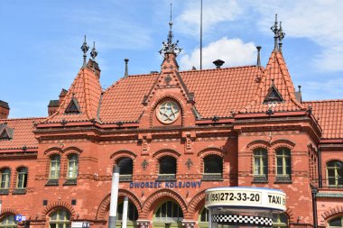 MALBORK, POLAND - 20 Ağustos 2019 'da Polonya' nın Malbork kentindeki tren istasyonu. 