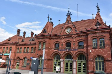 MALBORK, POLAND - 20 Ağustos 2019 'da Polonya' nın Malbork kentindeki tren istasyonu. 