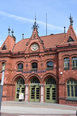 MALBORK, POLAND - 20 Ağustos 2019 'da Polonya' nın Malbork kentindeki tren istasyonu. 