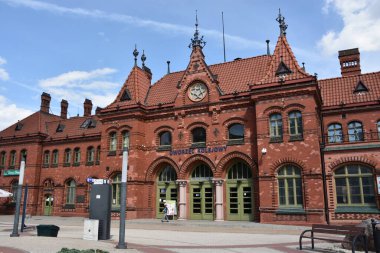 MALBORK, POLAND - 20 Ağustos 2019 'da Polonya' nın Malbork kentindeki tren istasyonu. 