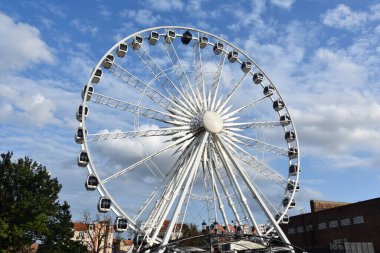 GDANSK, POLAND - 21 Ağustos 2019 'da Polonya' nın Gdansk şehrinde görülen AmberSky Gdansk Ferris Wheel.