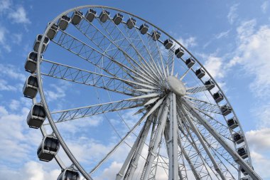GDANSK, POLAND - 21 Ağustos 2019 'da Polonya' nın Gdansk şehrinde görülen AmberSky Gdansk Ferris Wheel.