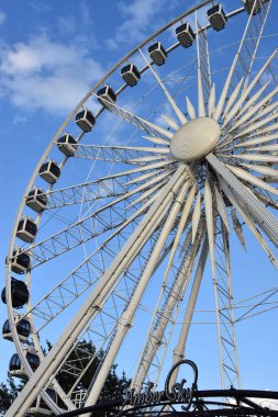 GDANSK, POLAND - 21 Ağustos 2019 'da Polonya' nın Gdansk şehrinde görülen AmberSky Gdansk Ferris Wheel.