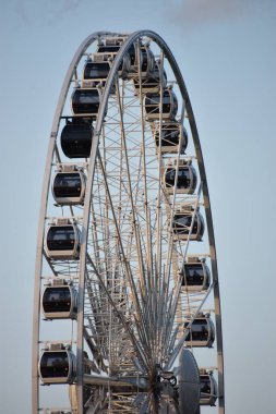 GDANSK, POLAND - 21 Ağustos 2019 'da Polonya' nın Gdansk şehrinde görülen AmberSky Gdansk Ferris Wheel.